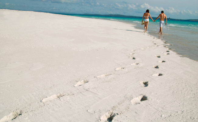 Sandy beaches of Fraser Island - Tourism Queensland - Australia Travel