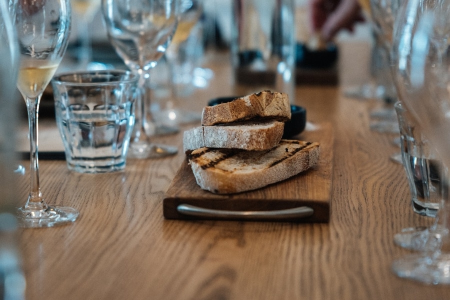 ananda-tours-waiheke-island-nz-900×600-bread-oil-wine-tasting Artisanal bread and olive oil tasting - Ananda Tours - North Island, New Zealand