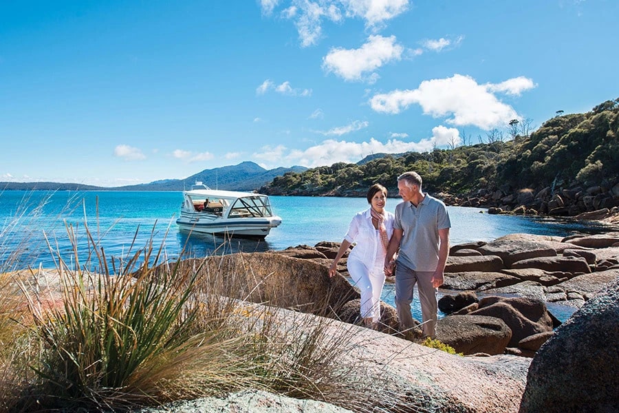 saffire-freycinet-900x600-couple-Boat-exploring-2_HR