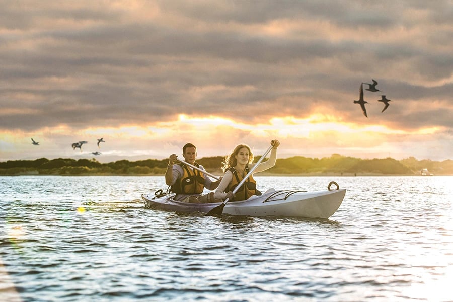 saffire-freycinet-900x600-couple-Kayaking